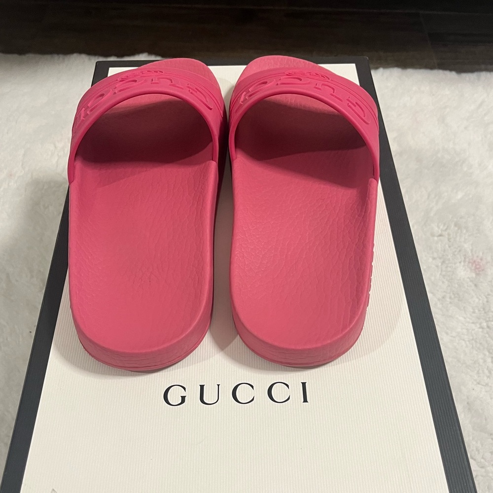 Gucci Pursuit Logo Embossed Slide Gem